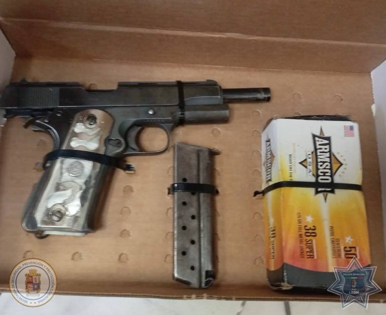 Detienen a pareja armada en León con dos pistolas y casi 50 cartuchos