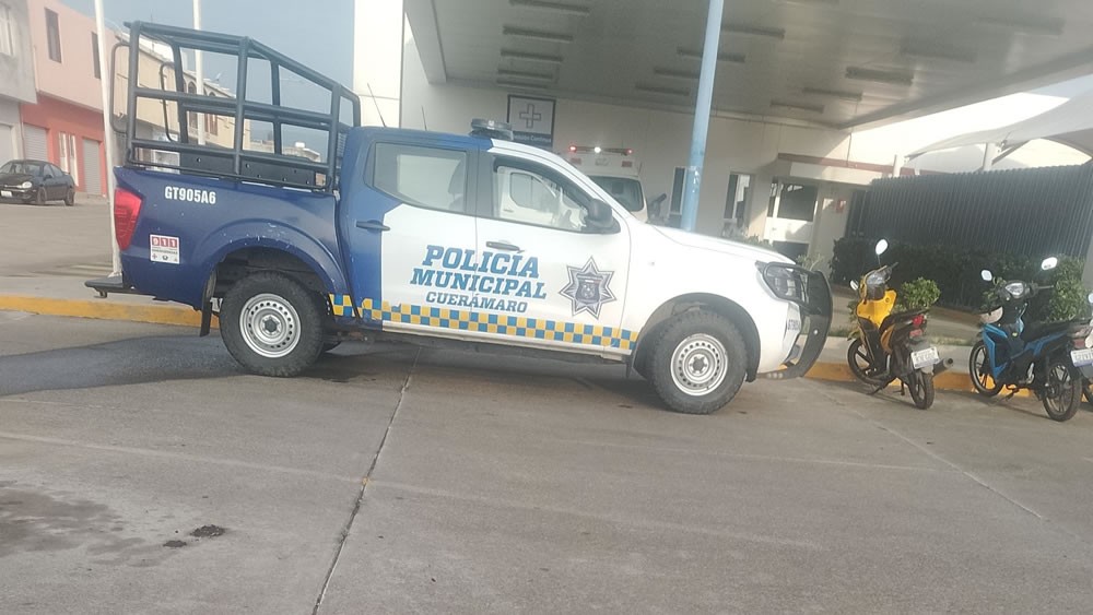 Policía resulta gravemente herido al intentar defender a una mujer de agresión en secundaria