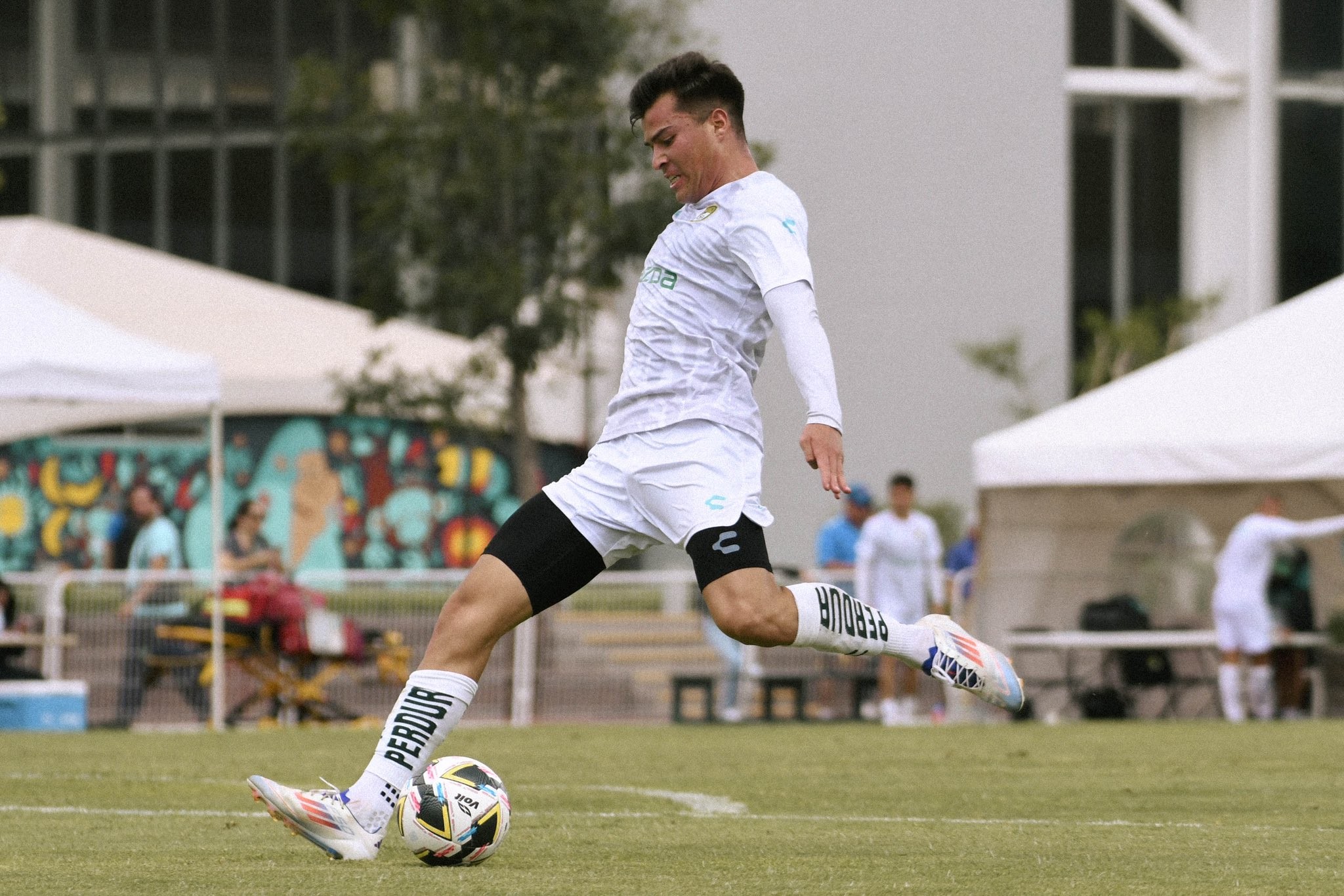 Ettson Ayón es el único centro delantero nominal en el Club León