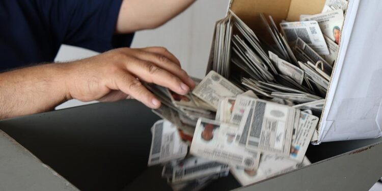 Cae interés de guanajuatenses en el extranjero por tramitar credenciales del INE