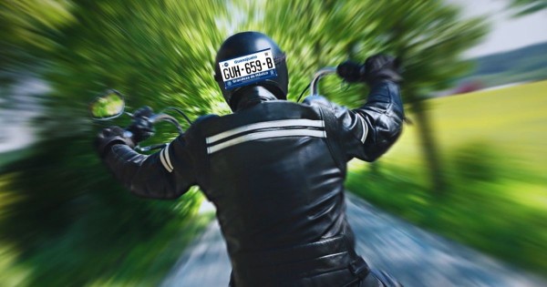 En pausa: Motociclistas frenan reforma de placas en el casco en Guanajuato