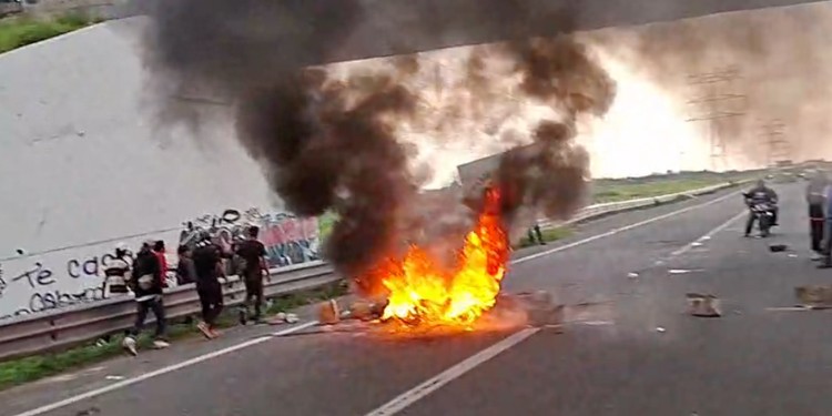 Habitantes bloquean maxipista León-Aguascalientes tras desalojo legal de viviendas en San Joaquín