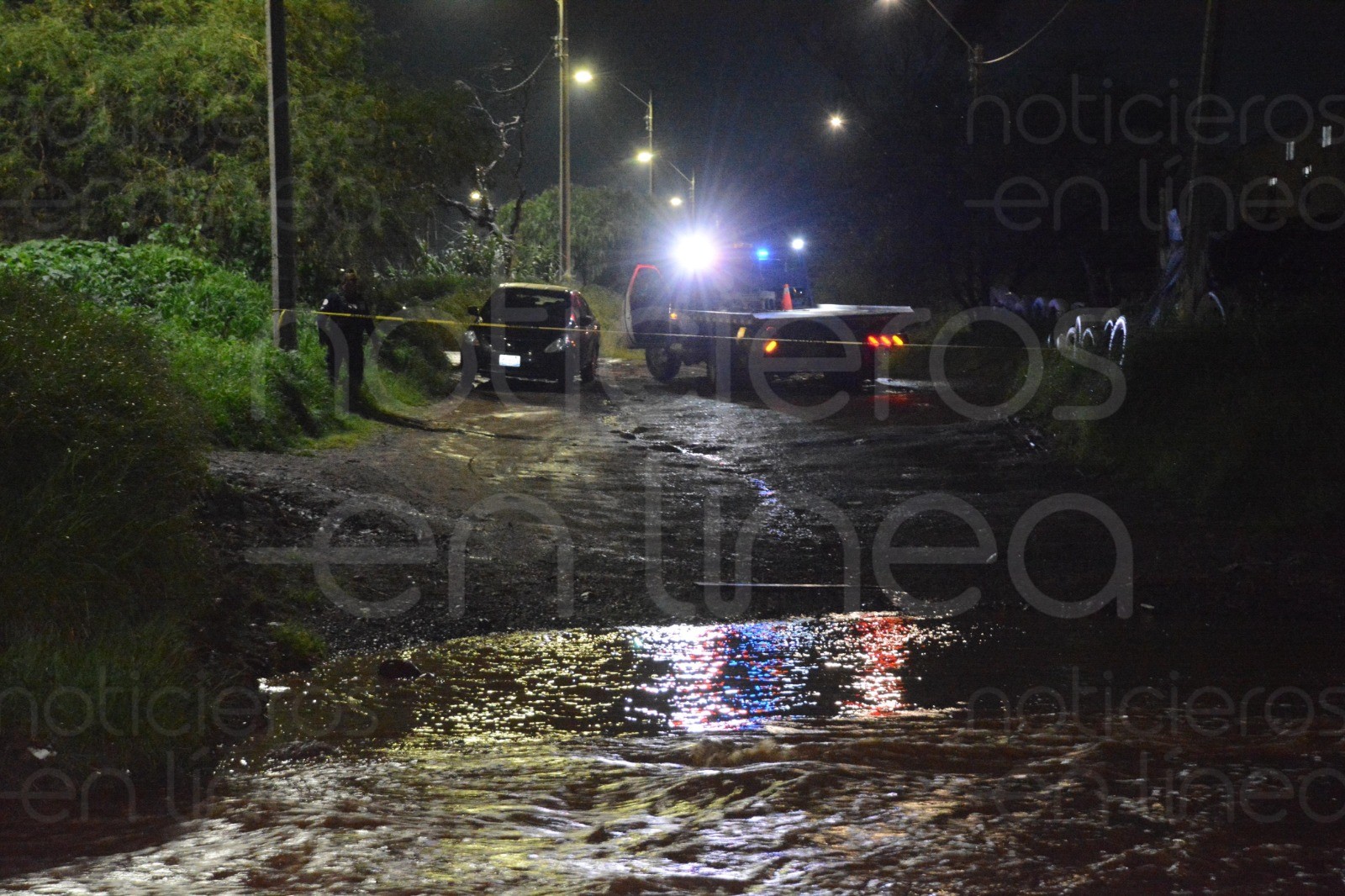 Corriente del Arroyo de Alfaro arrastra a camioneta en León; pasajeros salen ilesos