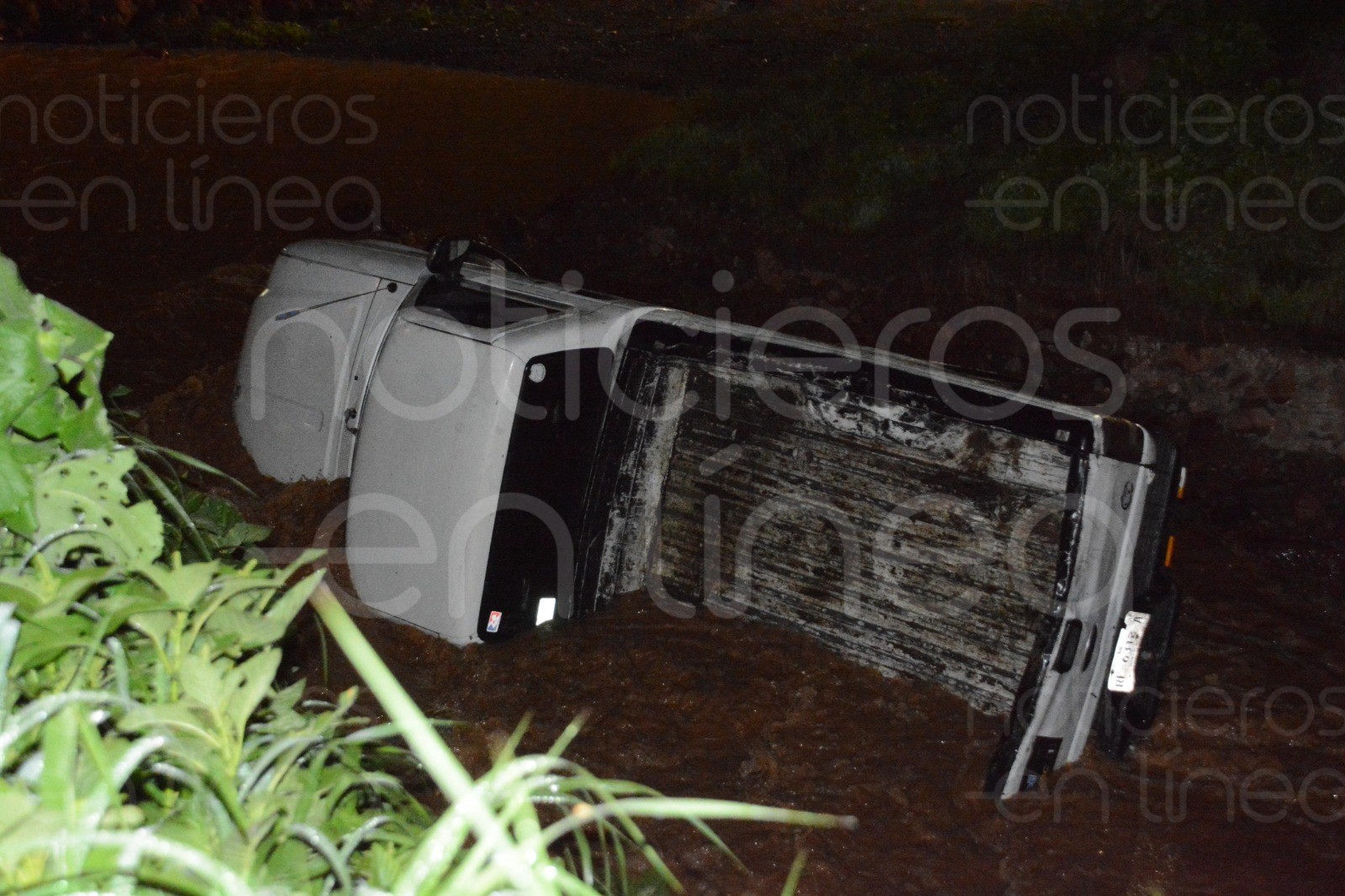 Intentan cruzar arroyo a bordo de una camioneta y la corriente los arrastra en León