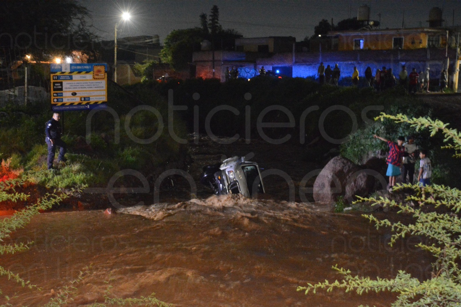Corriente del Arroyo de Alfaro arrastra a camioneta en León; pasajeros salen ilesos