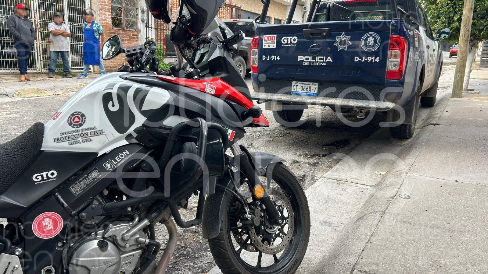 Vecinos alertan por olor fétido y descubren a un hombre muerto en la sala de su casa en León