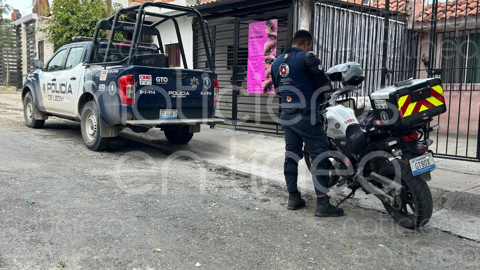 Vecinos alertan por olor fétido y descubren a un hombre muerto en la sala de su casa en León