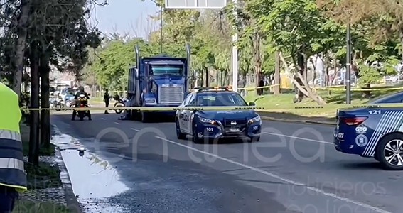 Mueren operador de plataforma y pasajera al impactarse con tolva