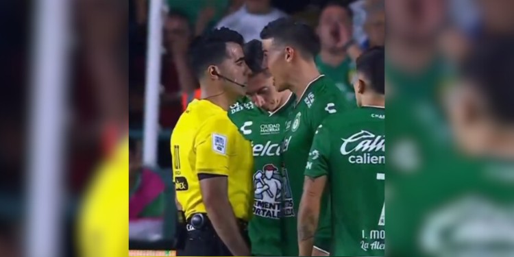 Adonai Escobedo pitará el León vs Chivas tras expulsar a James Rodríguez