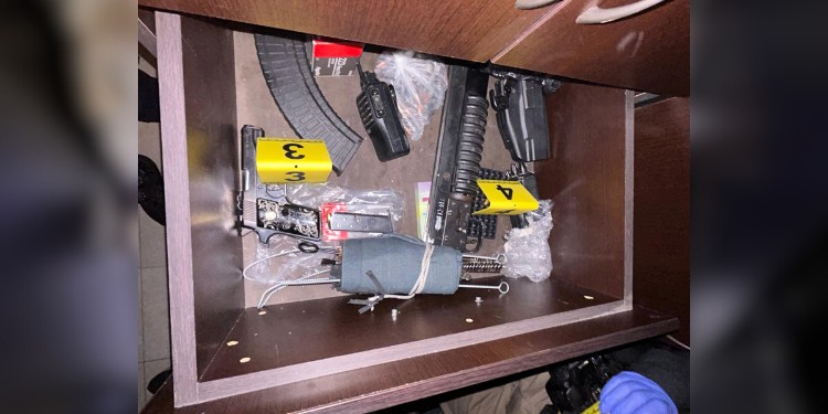 Aseguran droga, armas y vehículos de lujo en operativo en León