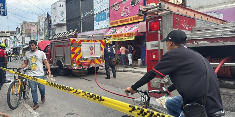 Incendio en fábrica de sandalias en León deja cuantiosos daños materiales