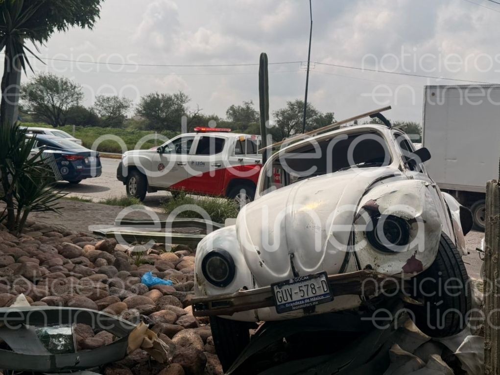 ¡Vocho volador! Termina en glorieta tras aparatoso accidente en León