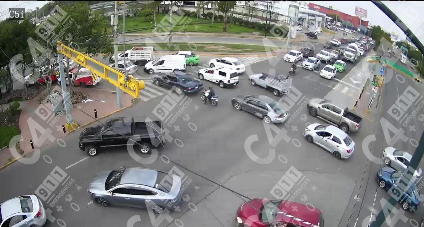 Vocho pierde el control y se sube a la glorieta del Torres Landa y Francisco Villa, en León Vocho pierde el control y se sube a la glorieta del Torres Landa y Francisco Villa, en León
