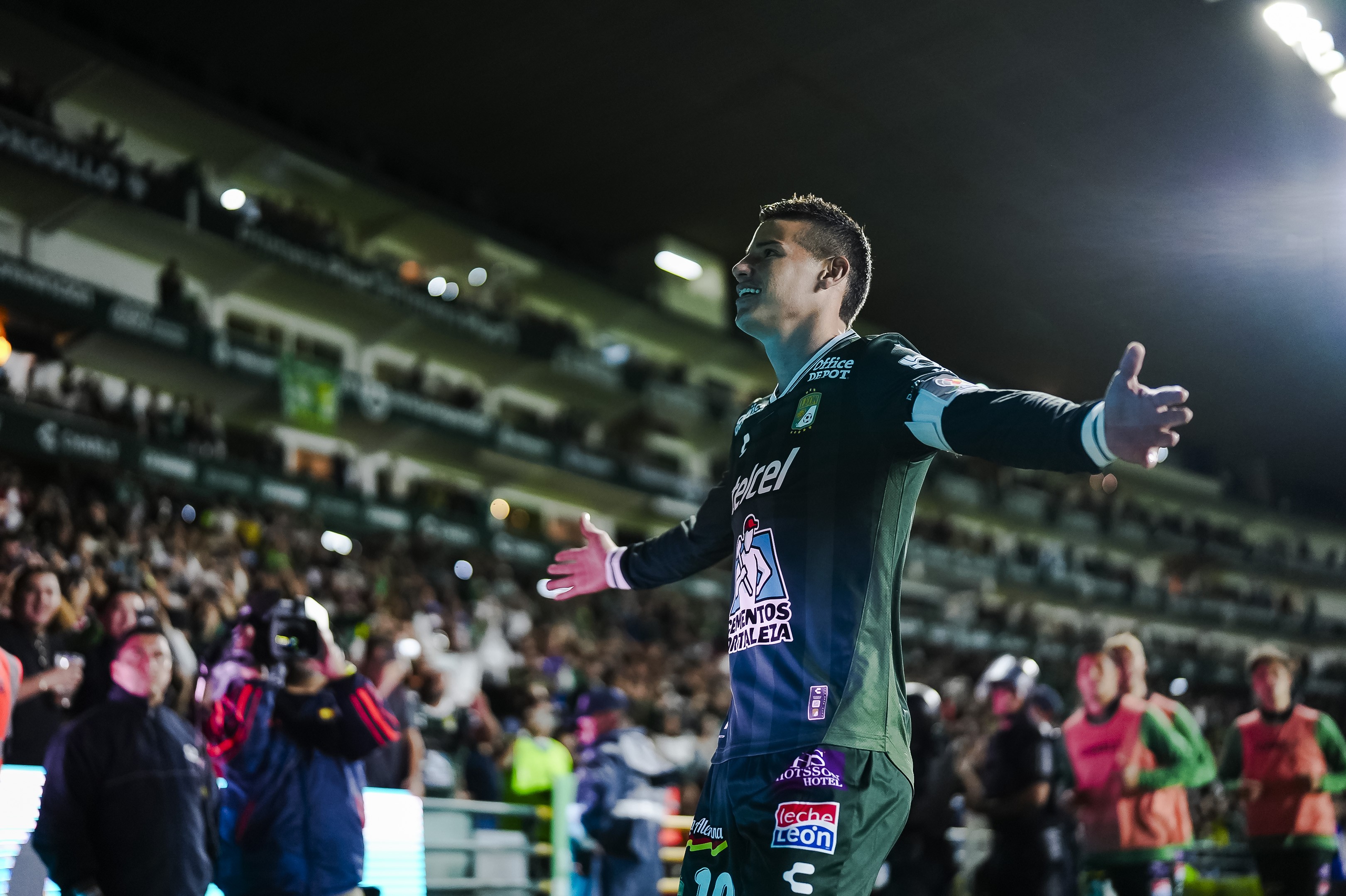 Al son de James, la 'Fiera' derrota a las chivas sin 'Chicharito'