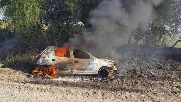 Encuentra cadáver calcinado dentro de automóvil incendiado