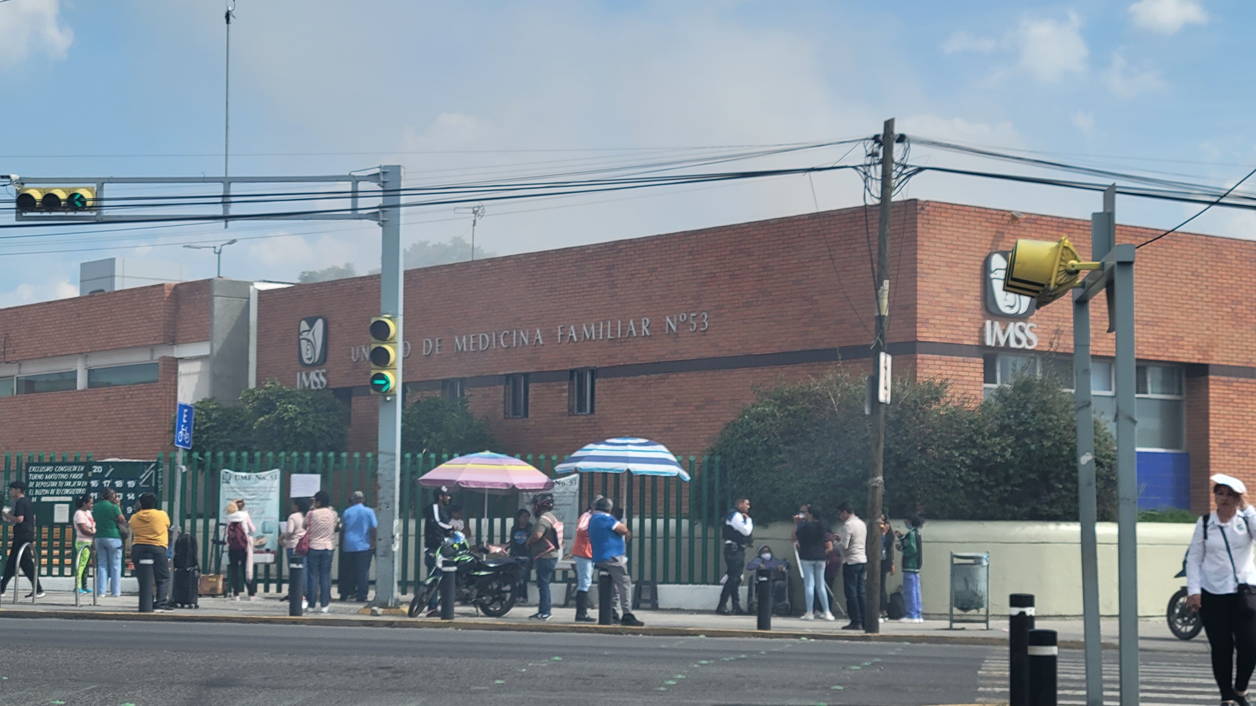 Fuerte incendio en el IMSS T-53 de León moviliza a cuerpos de emergencia