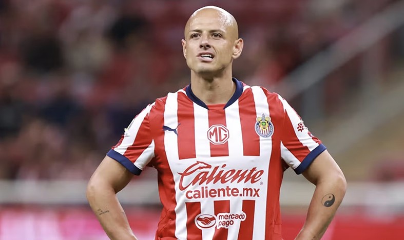 Chicharito desata polémica por mensajes considerados machistas en redes sociales