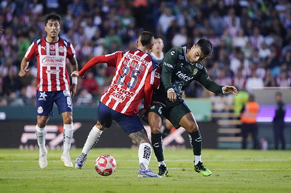 Admite error en el León vs Chivas del Apertura 2025, era roja para Nico Fonseca