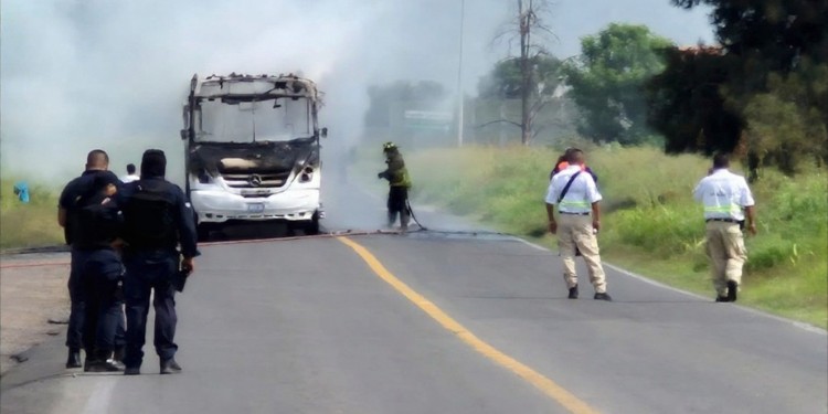 Grupo armado incendia camión suburbano en Salamanca; autoridades investigan