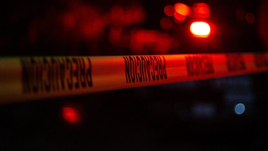 Policía agrede a reportero mientras cubría un hecho, alcaldesa ordena investigación