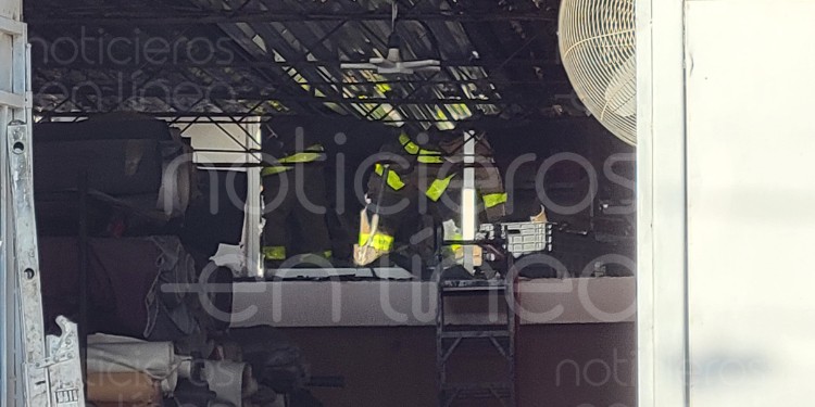 Hombre intenta apagar incendio en taller con manguera en Jardines de Maravillas