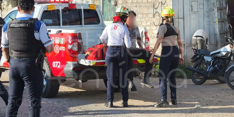 Hombre intenta apagar incendio en taller con manguera en Jardines de Maravillas