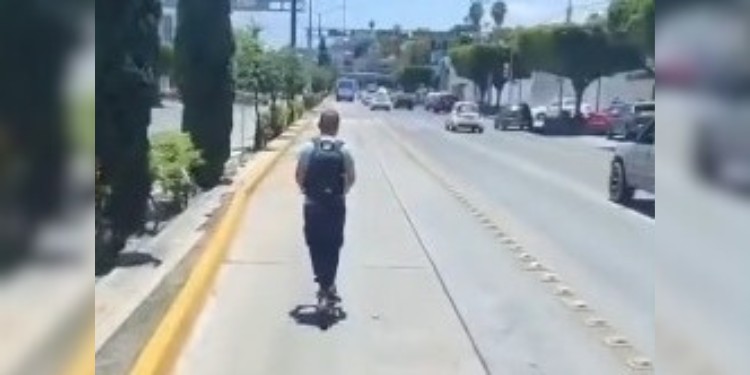 Scooter invade carril exclusivo de 'La Oruga' en León y pone su vida en riesgo