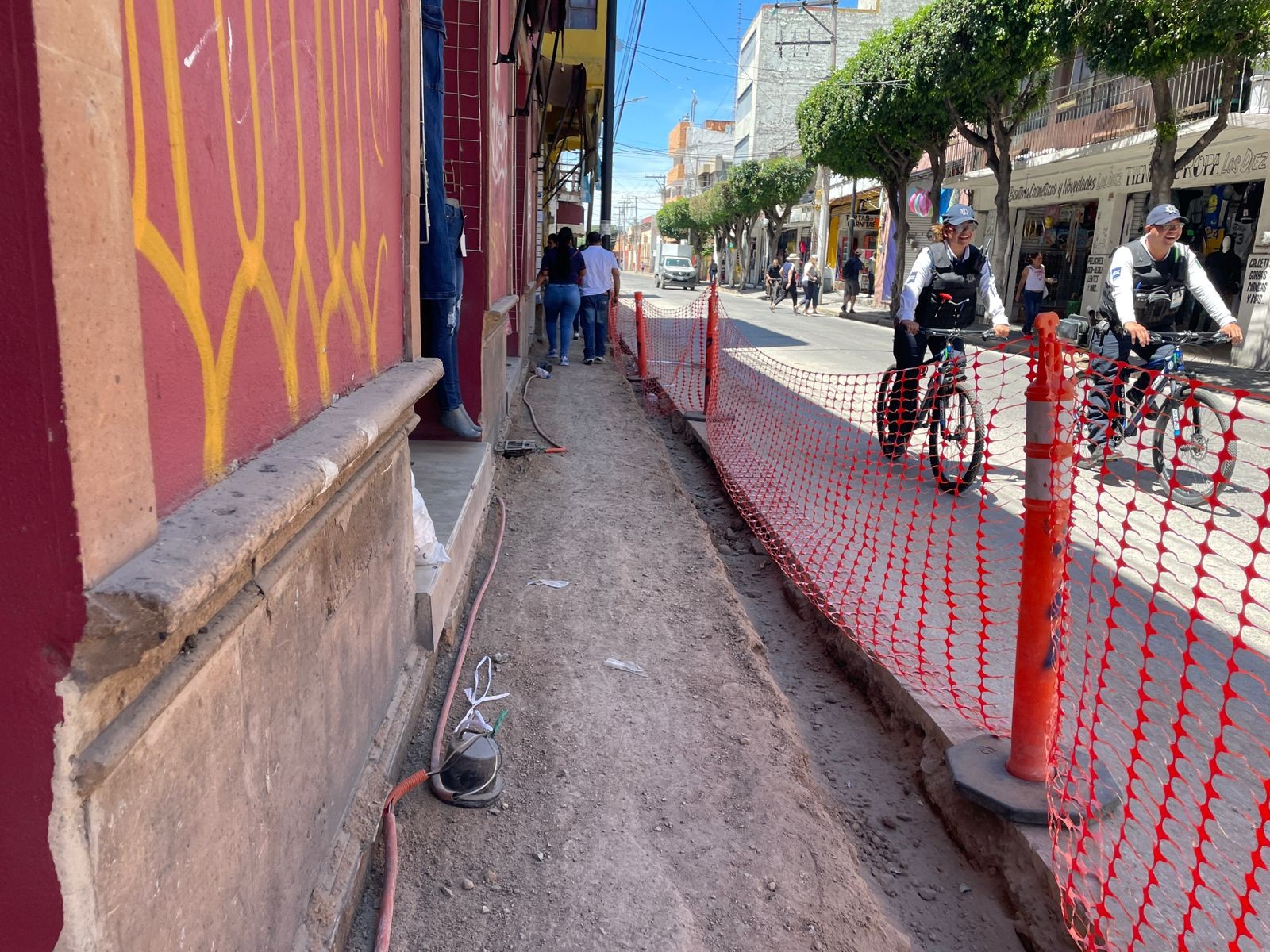 Seguridad para los peatones: Arreglan banquetas en mal estado en la Zona Centro de León