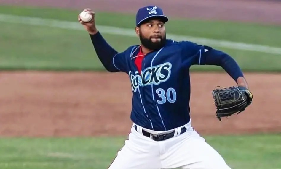 El panameño Miguel Gómez se suma a los Bravos de León en busca de los playoffs