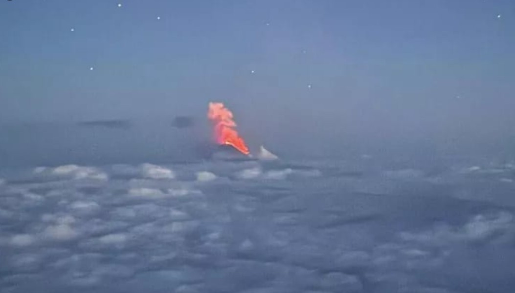 Volcán ruso hace erupción después de sismo