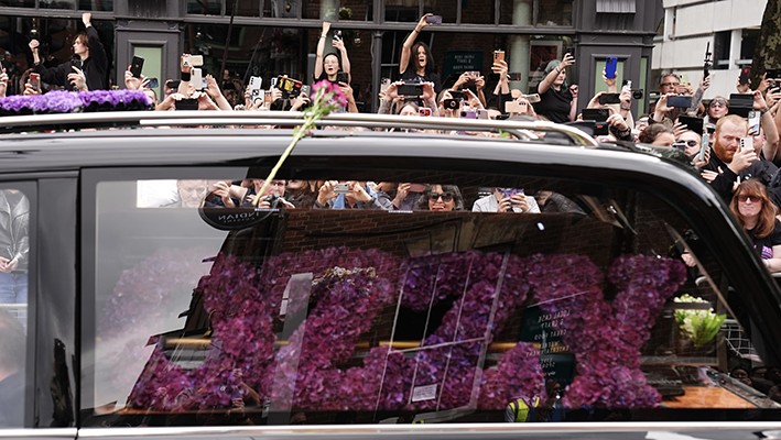 Multitud despide a Ozzy Osbourne con emotiva procesión en Birmingham