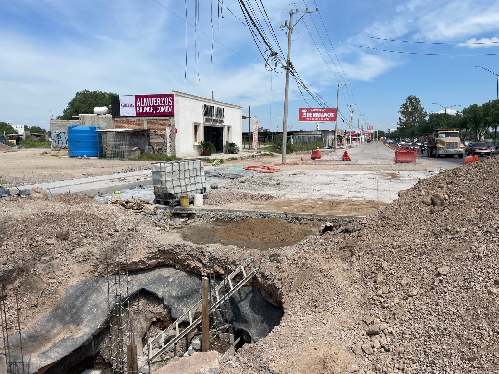 Avanza construcción del carril lateral en bulevar Aeropuerto