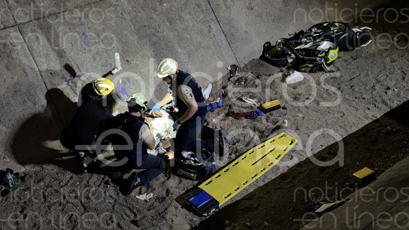 ¡Huyó de un asalto y cayó al río! Motociclista queda gravemente herido en León