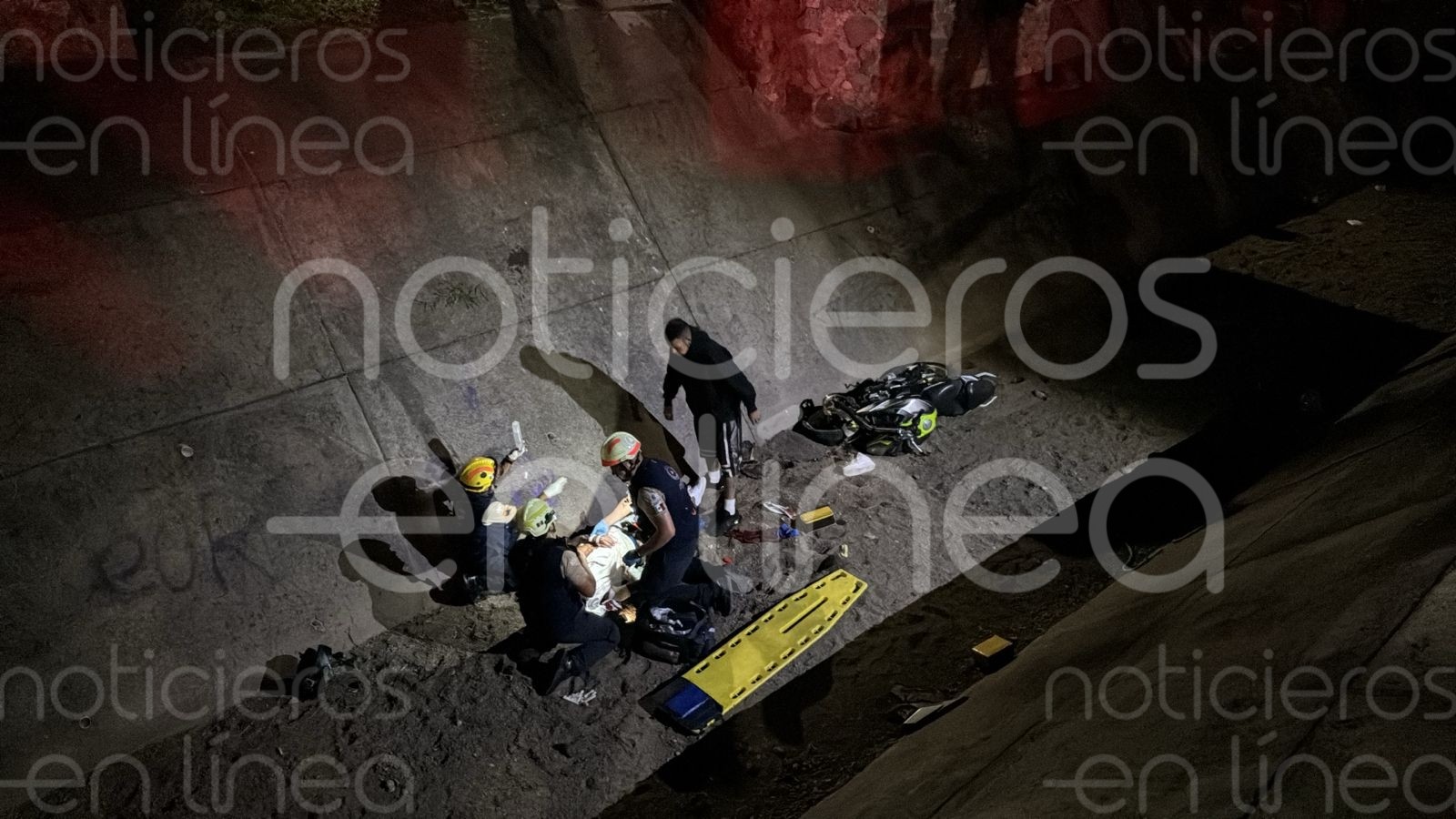 ¡Huyó de un asalto y cayó al río! Motociclista queda gravemente herido en León