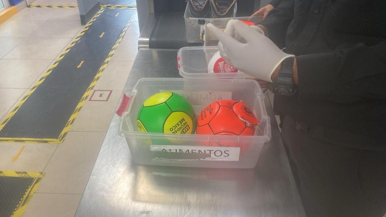 Intenta meter droga a un penal en Guanajuato escondida en balones de fútbol