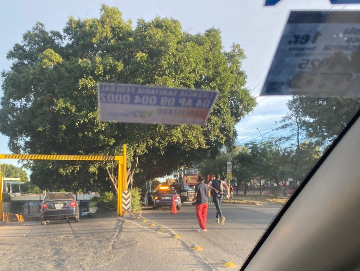 Auto rojo pierde el control y casi vuelca al Malecón del Río en León
