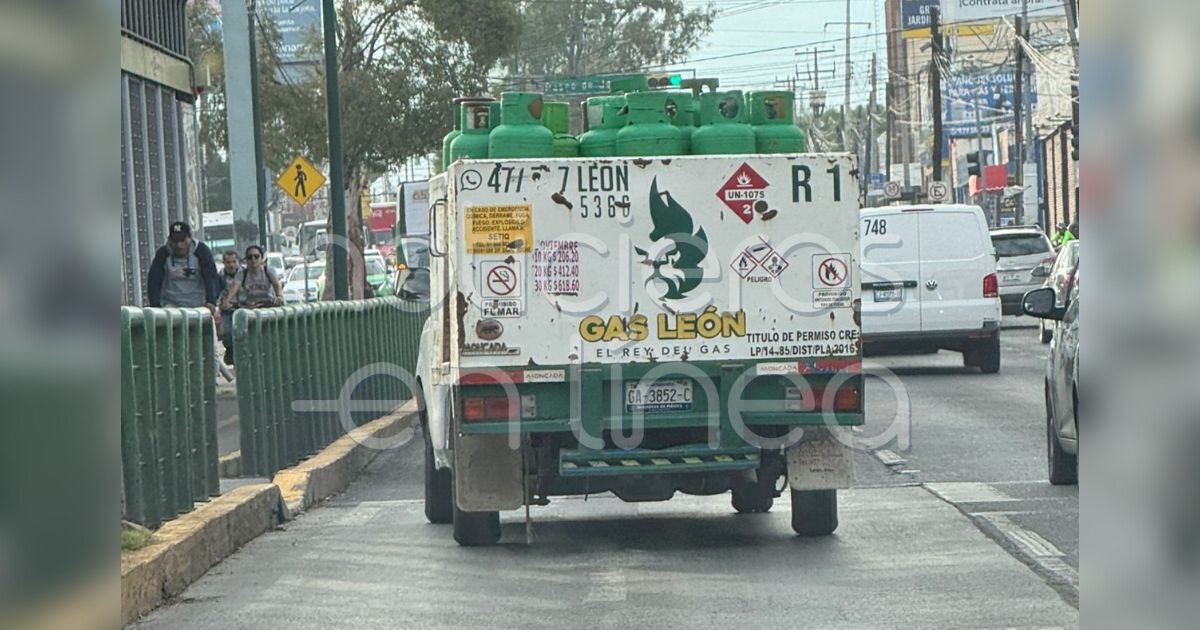 ¿Bomba rodante? Captan gasera descuadrada y llena de cilindros circulando en León
