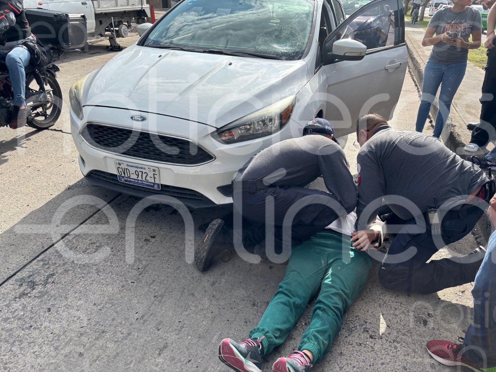 Mujer cruza el bulevar sin precaución y termina hospitalizada en León