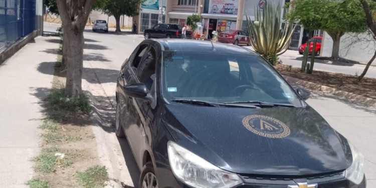 Fiscalía de Guanajuato entrega vehículo robado a desconocido, denuncia familia