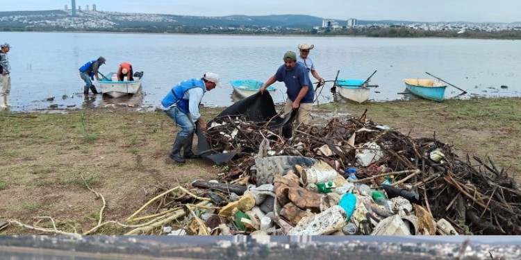 Limpian cuerpos de agua en el municipio; recogen 30 toneladas de basura