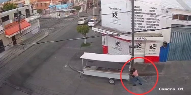 Intentan robar carrito de tacos en Los Olivos y solo logran tirarlo