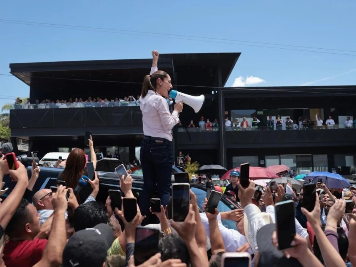 “Muy bonito el recibimiento”: Sheinbaum se sube a la ventana de su camioneta para saludar en Guanajuato