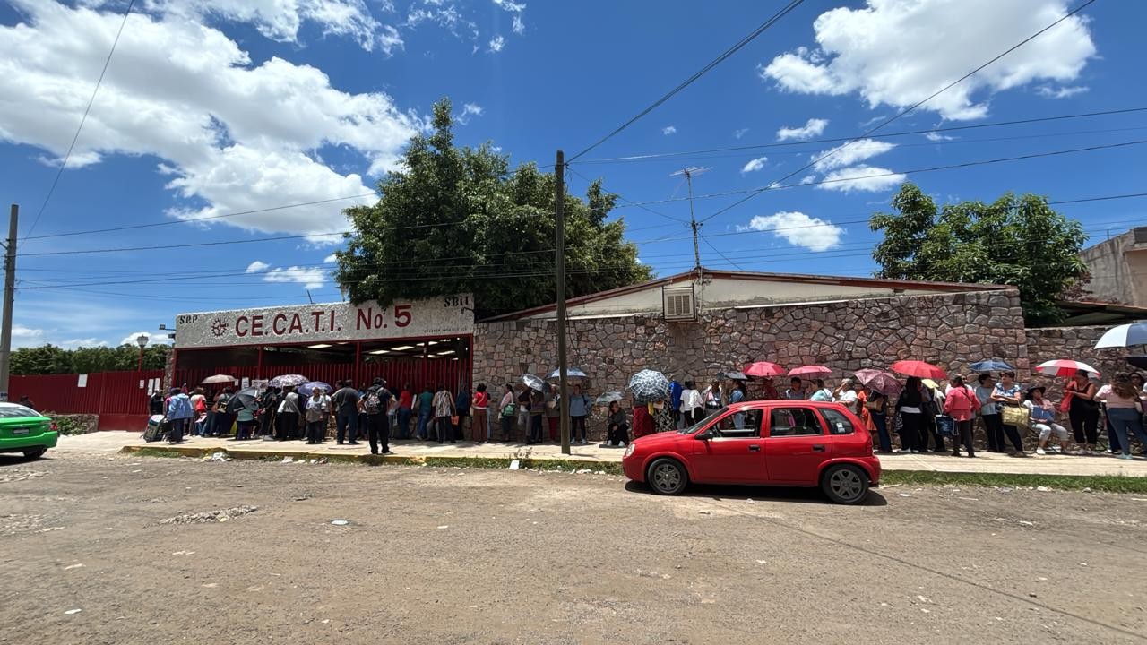 Caos en registro de pensión Mujeres Bienestar en León: denuncian mala organización y largas filas