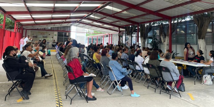 Mujeres esperan hasta 7 horas para registrarse en Pensión Bienestar en Los Paraísos