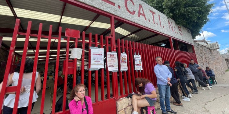 Mujeres esperan hasta 7 horas para registrarse en Pensión Bienestar en Los Paraísos