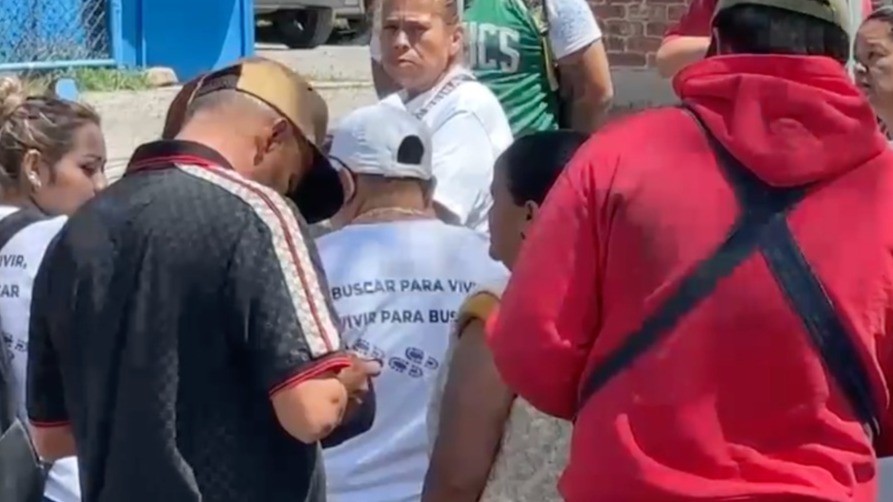 Buscadoras se manifiestan y exigen a la Fiscalía transparencia sobre fosas en Irapuato