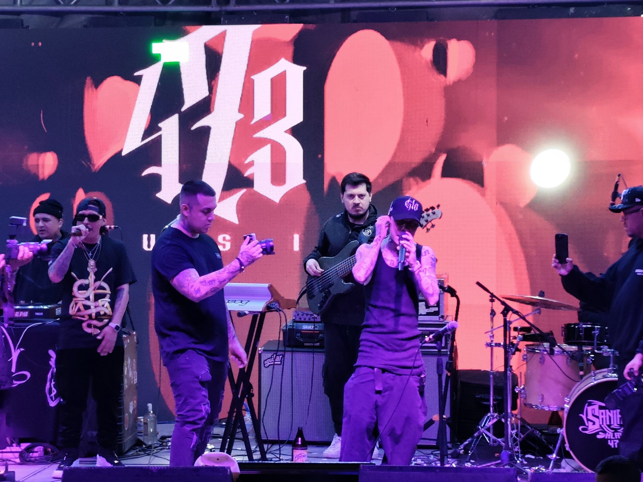 Santa Fe Klan llena su barrio y sorprende con concierto gratuito
