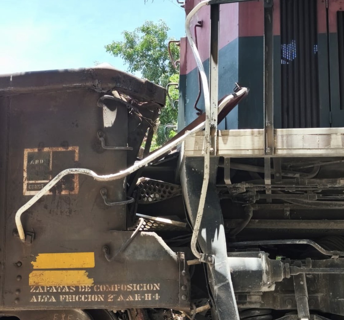 ¡Sigue en la locomotora! Operador del tren que chocó en Irapuato se niega a salir