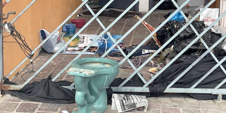 Parque junto a la Plaza del Mariachi en León, vandalizado y convertido en refugio