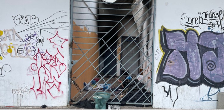 Parque junto a la Plaza del Mariachi en León, vandalizado y convertido en refugio